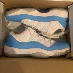 WAir JORDAN 11 Retro LOW GS
white & university blue
Size 6Y